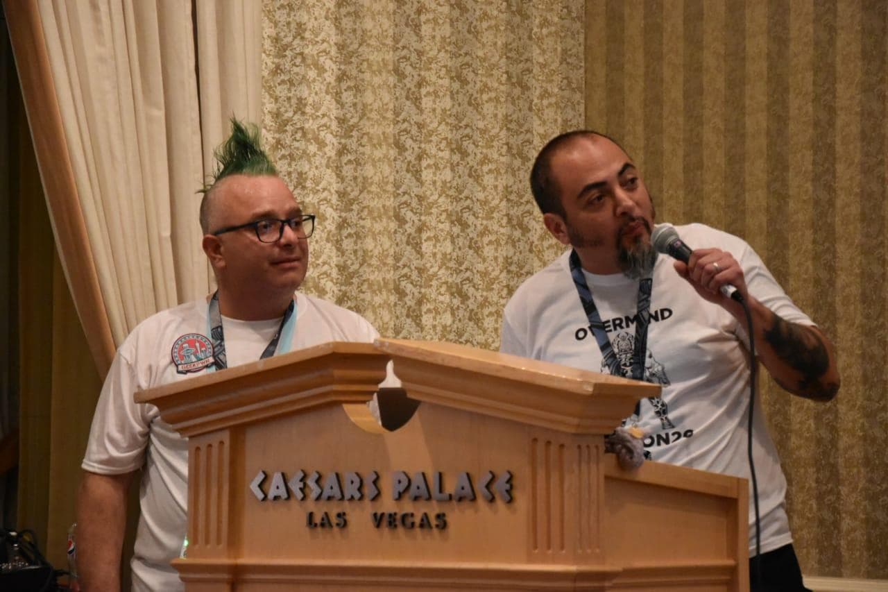 Imagen que contiene persona, interior, cortina, hombre
Descripción generada automáticamente